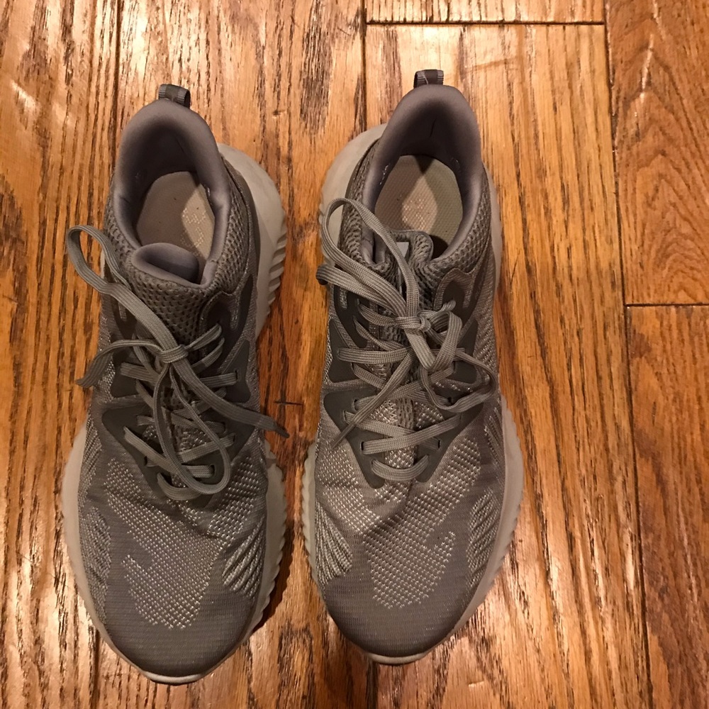 Tennis shoes